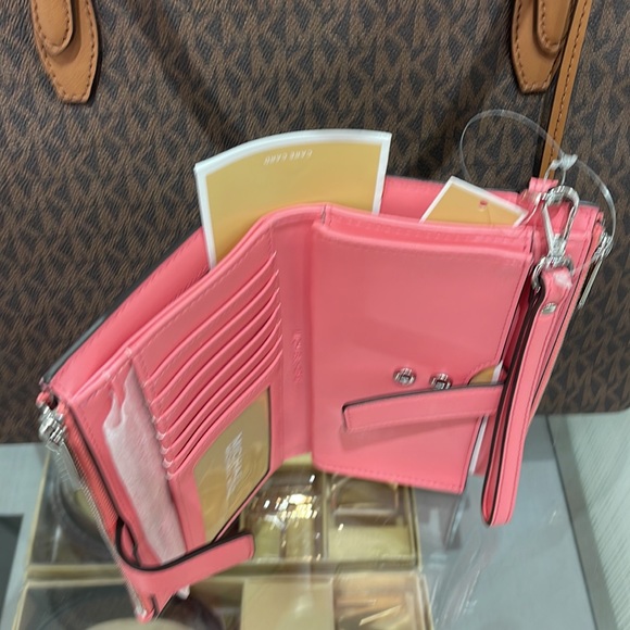 MICHAEL KORS JET SET TRAVEL 35S3GTVW7J LIGHT SAGE LG DOUBLE ZIP WRISTLET-WALLET - Picture 10 of 16